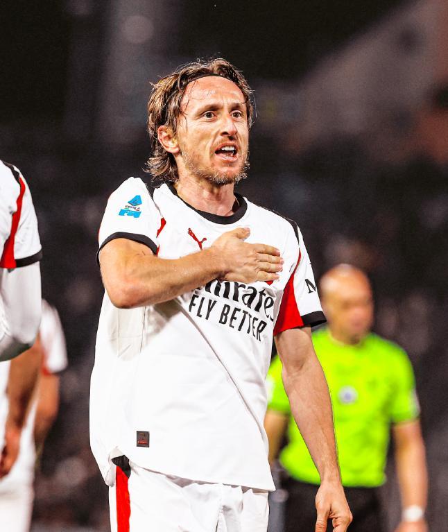 九游体育官网-铁卫90分钟破僵局，莱奥自我救赎！AC米兰2-0升班马，下轮战国米